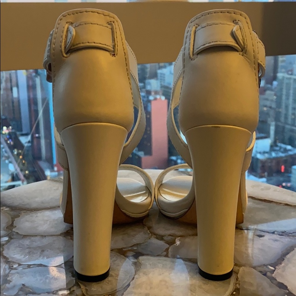 Gucci Lifford Leather Off White Sandal - Picture 6 of 9